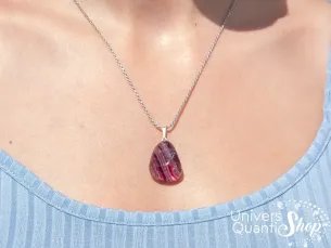 fluorite violette pendentif femme porté, fluorite violette pierre de méditation