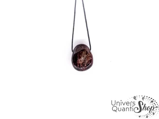 grenat rouge almandin pendentif pierre percee - pierre rouge régénératrice sur fond blanc