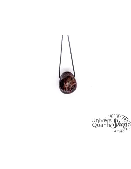 grenat rouge almandin pendentif pierre percee - pierre rouge régénératrice sur fond blanc