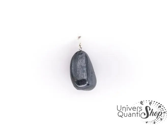 hematite protection - pierre hématite contre le stress et protège des ondes - pendentif hématite sur fond blanc