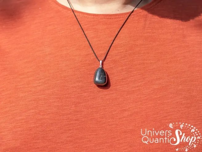 hématite protection pendentif roulé qualité A porté sur un homme - univers quantic shop