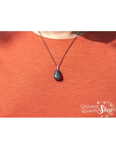 hématite protection pendentif roulé qualité A porté sur un homme - univers quantic shop
