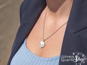 howlite propriétés, idée cadeau pour femme, pendentif en forme de coeur porté autour du cou