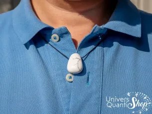 Pendentif pierre howlite blanche naturelle percée porter sur un homme
