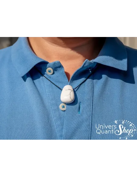 Pendentif pierre howlite blanche naturelle percée porter sur un homme