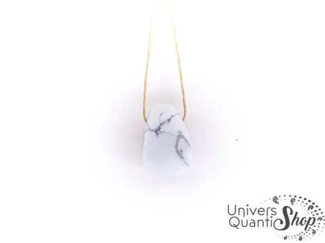 howlite blanche vertus, howlite pendentif percée sur fond blanc