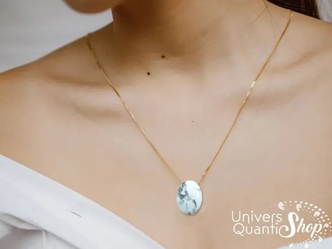 Pierre howlite blanche - pendentif howlite blanche percée porté sur une femme