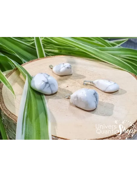 pendentif howlite blanche pierre roulée posé sur une souche d'arbre pendentif howlite blanche pierre roulée posé sur une souche d'arbre