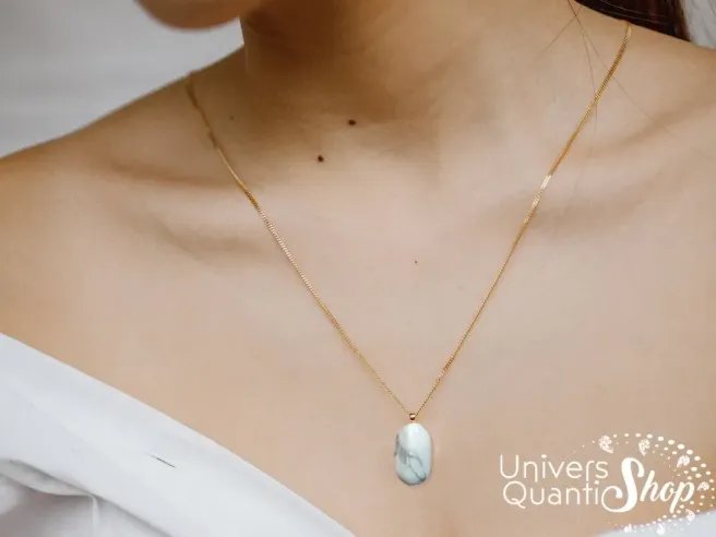 pendentif howlite blanche porté sur un cou féminin