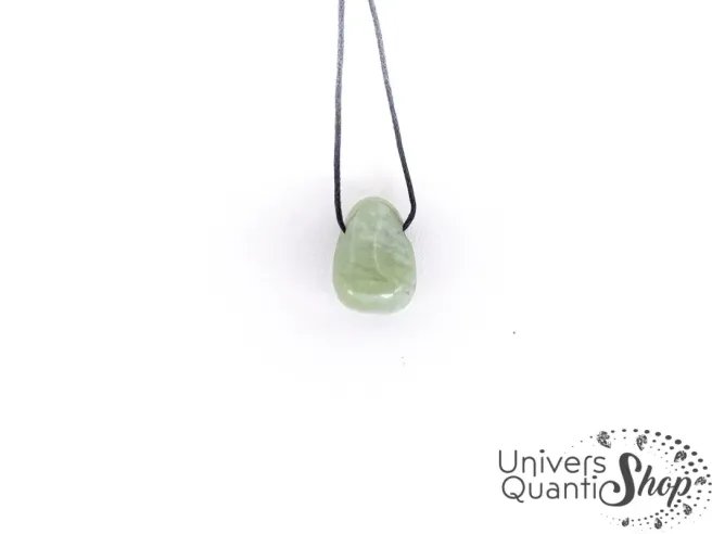 vertus jade - pierre verte contre la fievre et les migraines - pendentif jade de chine sur fond blanc