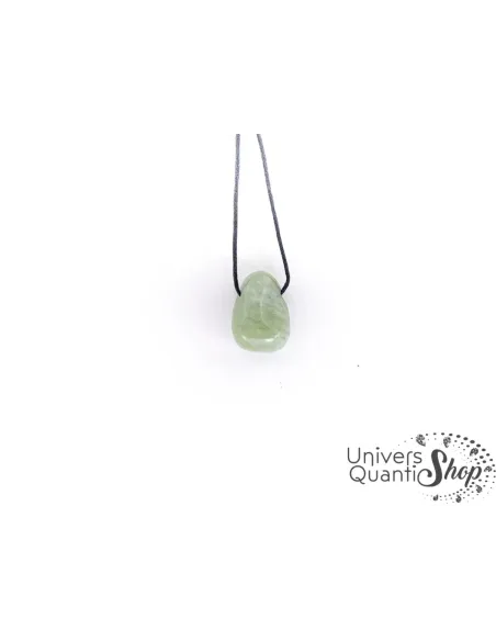 vertus jade - pierre verte contre la fievre et les migraines - pendentif jade de chine sur fond blanc