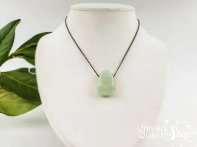 Pendentif jade de chine véritable sur un support sur socle - univers quantic shop