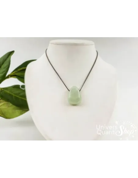 Pendentif jade de chine véritable sur un support sur socle - univers quantic shop