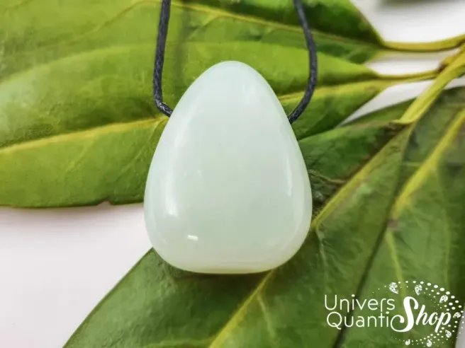 Pendentif pierre percée - jade de chine, pierre d'abondance et de prospérité vue zoom sur la pierre