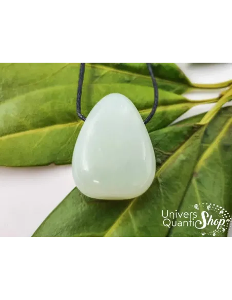 Pendentif pierre percée - jade de chine, pierre d'abondance et de prospérité vue zoom sur la pierre