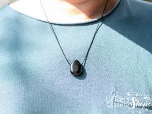 jais pierre noire de protection pendentif percé porté sur un homme