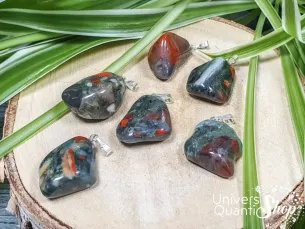 jaspe héliotrope, pierre de stabilité pendentif pierre naturelle sur une souche d'arbre