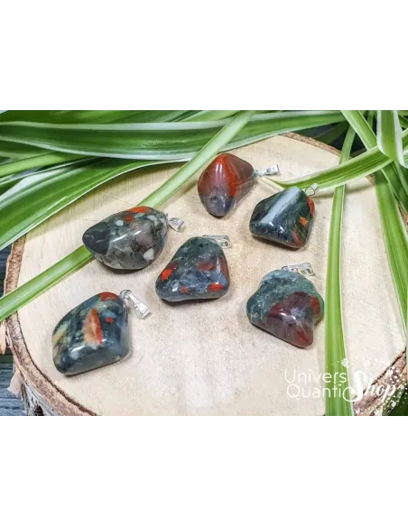 jaspe héliotrope, pierre de stabilité pendentif pierre naturelle sur une souche d'arbre