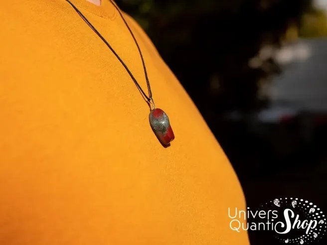 pendentif de lithothérapie pierre jaspe héliotrope naturel porté sur un homme