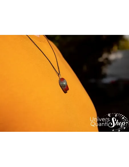 pendentif de lithothérapie pierre jaspe héliotrope naturel porté sur un homme