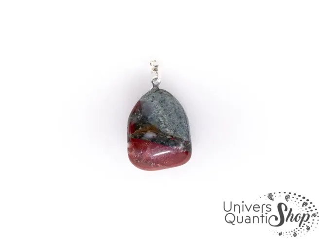 héliotrope pierre, jaspe sanguin pendentif en pierre naturelle sur fond blanc