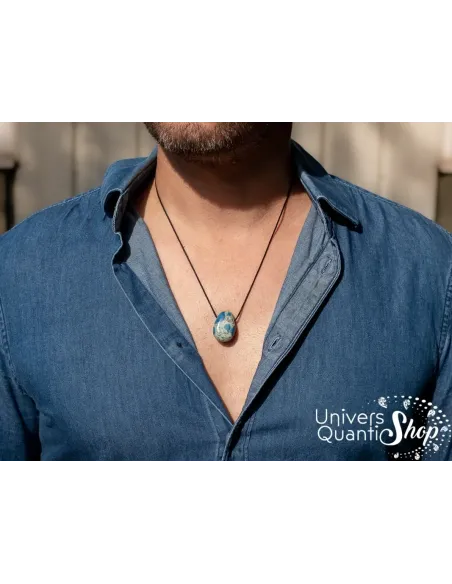 pendentif jaspe k2, pierre bleue de confiance et de paix intérieure porté sur un homme pendentif jaspe k2, pierre bleue de confiance et de paix intérieure porté sur un homme