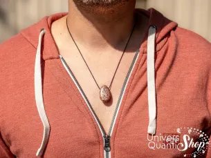 jaspe léopard vertus, pendentif en pierre naturelle, pierre percée porté sur un homme