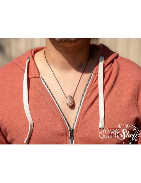 jaspe léopard vertus, pendentif en pierre naturelle, pierre percée porté sur un homme