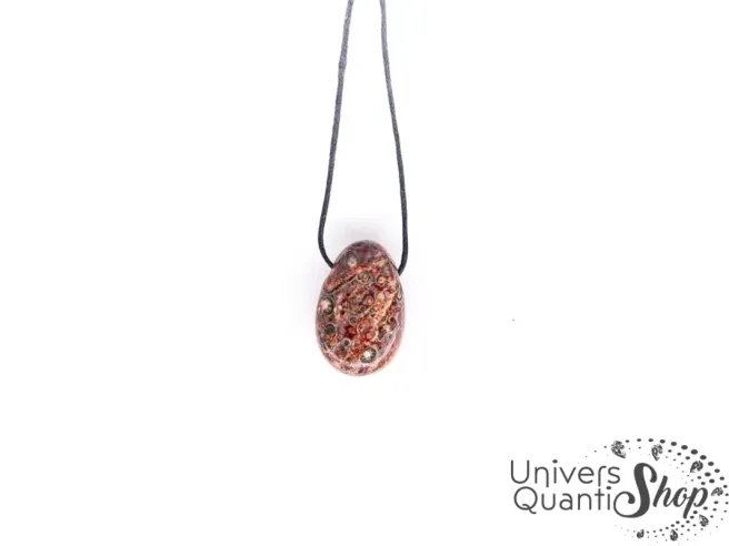 jaspe léopard propriétés, pendentif pierre percée qualité AB sur fond blanc