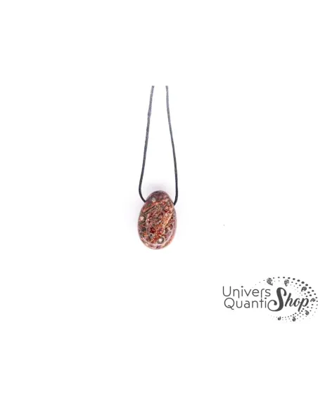 jaspe léopard propriétés, pendentif pierre percée qualité AB sur fond blanc