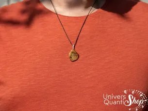 jaspe paysage vertus pierre de créativité pendentif porté sur un homme