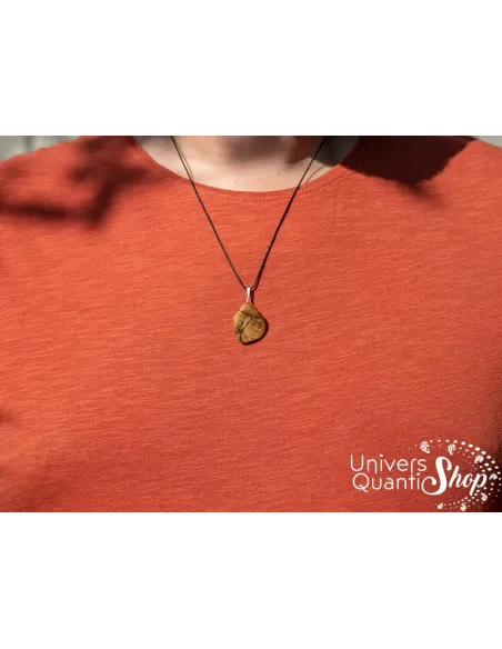 jaspe paysage vertus pierre de créativité pendentif porté sur un homme jaspe paysage vertus pierre de créativité pendentif porté sur un homme