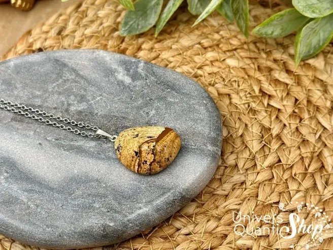 pendentif pierre jaspe paysage, pierre d'ancrage à la terre posé sur un galet en marbre