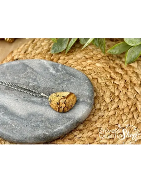 pendentif pierre jaspe paysage, pierre d'ancrage à la terre posé sur un galet en marbre pendentif pierre jaspe paysage, pierre d'ancrage à la terre posé sur un galet en marbre