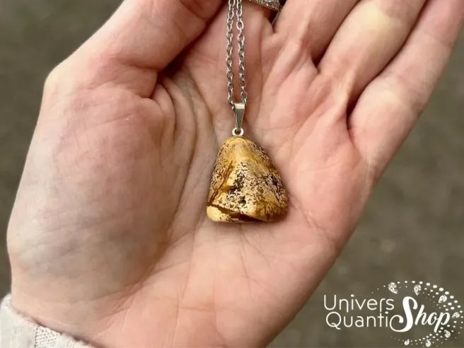 pierre jaspe paysage pendentif pierre roulée qualité A porté dans une main