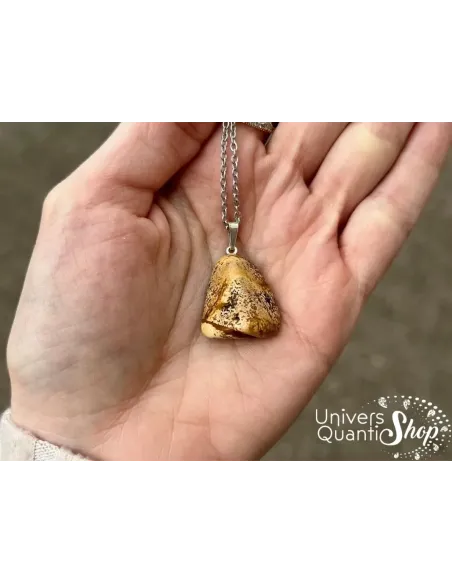 pierre jaspe paysage pendentif pierre roulée qualité A porté dans une main pierre jaspe paysage pendentif pierre roulée qualité A porté dans une main