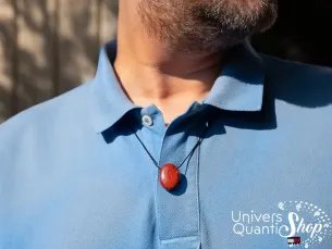 pendentif jaspe rouge pierre percée porté sur un homme