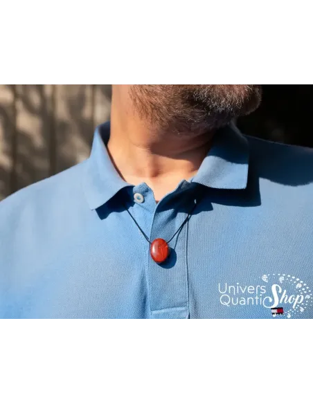 pendentif jaspe rouge pierre percée porté sur un homme