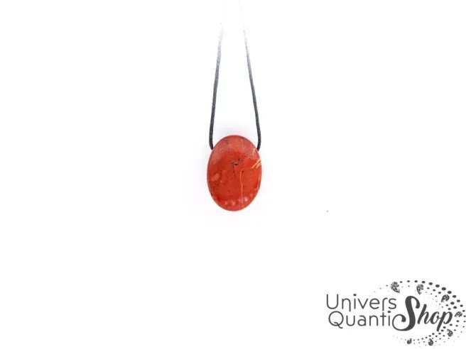 vertus du jaspe rouge, pendentif en pierre jaspe rouge AB sur fond blanc