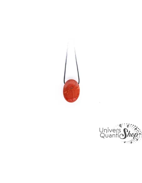 vertus du jaspe rouge, pendentif en pierre jaspe rouge AB sur fond blanc