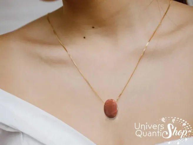 pierre jaspe rouge naturelle, pendentif pierre naturelle porté sur une femme