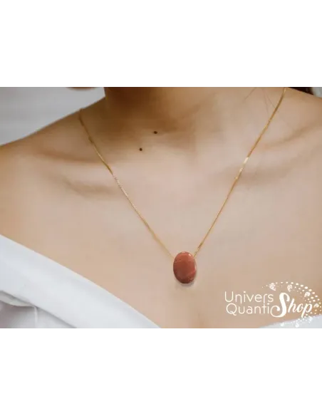 pierre jaspe rouge naturelle, pendentif pierre naturelle porté sur une femme