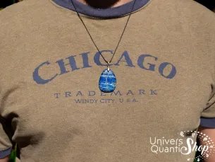 lapis lazuli signification, lapis lazuli pendentif pierre plate porté autour du cou d'un homme