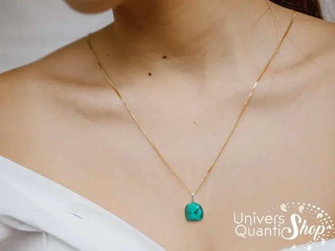 malachite pierre pendentif en pierre roulée qualité A+ porté sur une femme