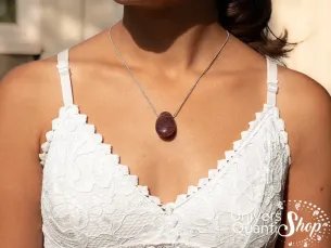 pendentif femme, pierre de protection, pendentif muscovite percée porté sur une femme