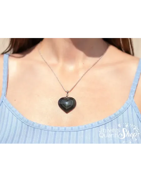 pendentif obsidienne oeil céleste en forme de coeur de qualité AA porté sur une femme pendentif obsidienne oeil céleste en forme de coeur de qualité AA porté sur une femme