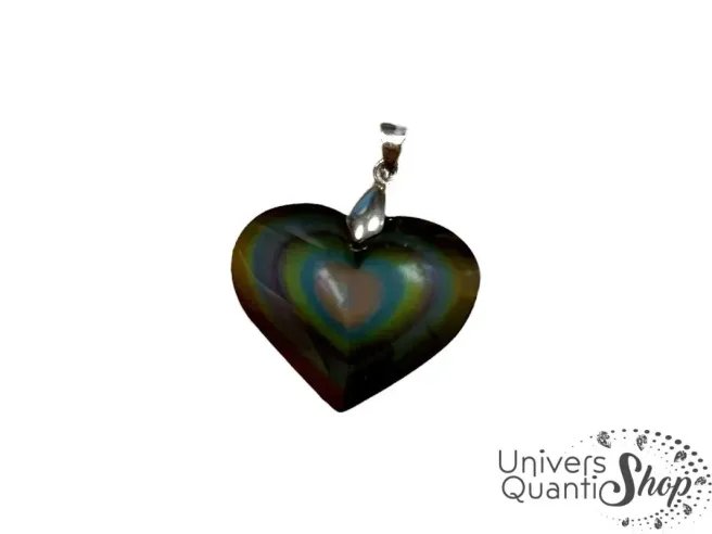 pendentif obsidienne oeil céleste, pierre de protection en coeur sur fond blanc