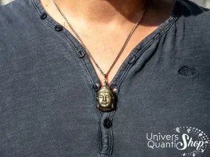 obsidienne dorée pendentif forme bouddha porté sur un homme