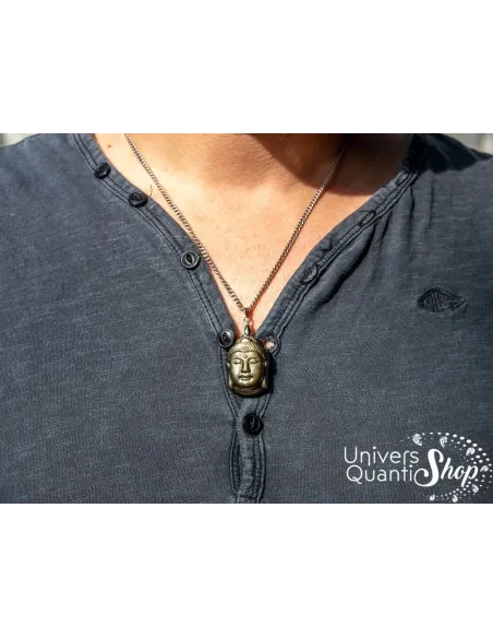 obsidienne dorée pendentif forme bouddha porté sur un homme obsidienne dorée pendentif forme bouddha porté sur un homme