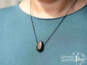 pendentif obsidienne dorée pierre percée porté sur un homme